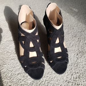 Marc Fisher strappy suede sandals size 6, black